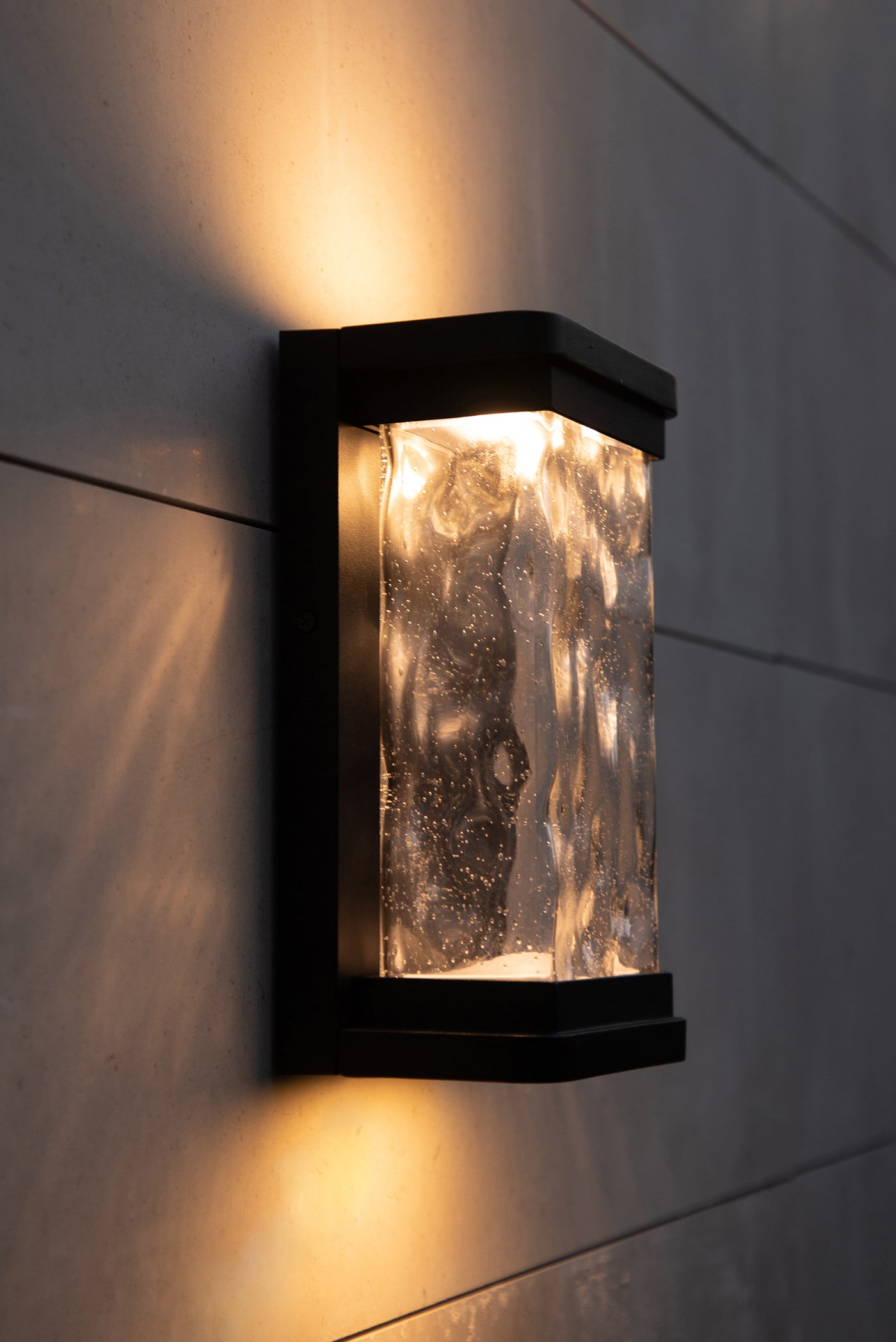 LUTEC-STARRY LED Outdoor Wall Sconce With Seeded Glass Surround, Dusk To Dawn, 15W,1000LM, 3000K