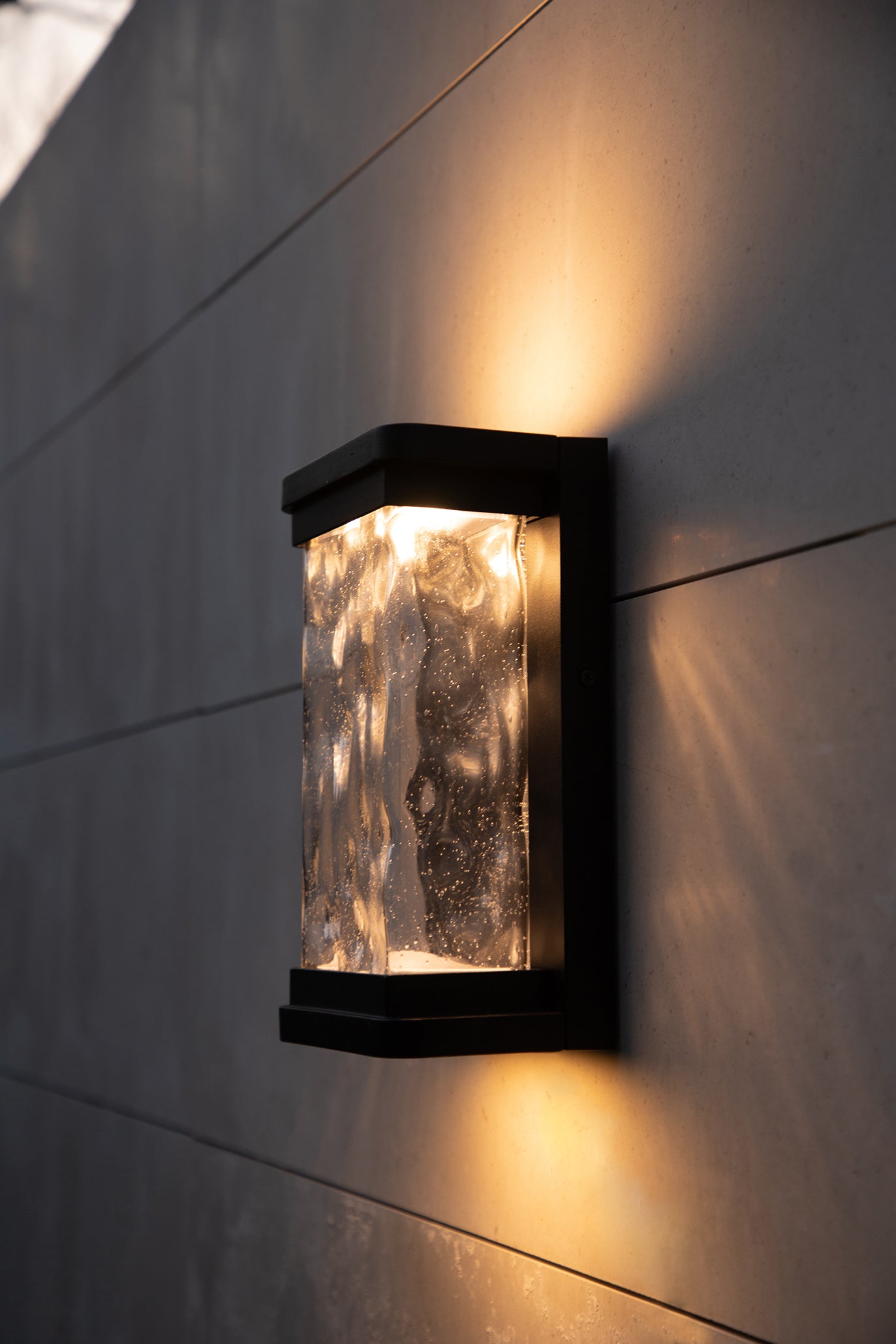 LUTEC-STARRY LED Outdoor Wall Sconce With Seeded Glass Surround, Dusk To Dawn, 15W,1000LM, 3000K